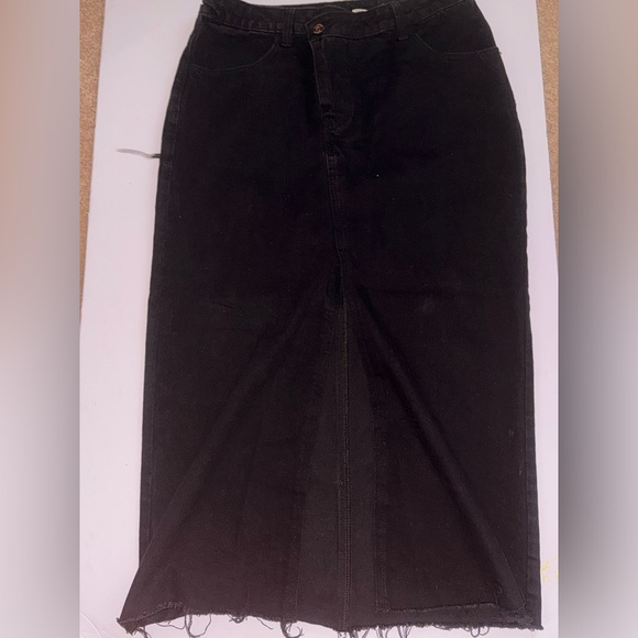 Elegant Black Midi Skirt - Picture 1 of 3